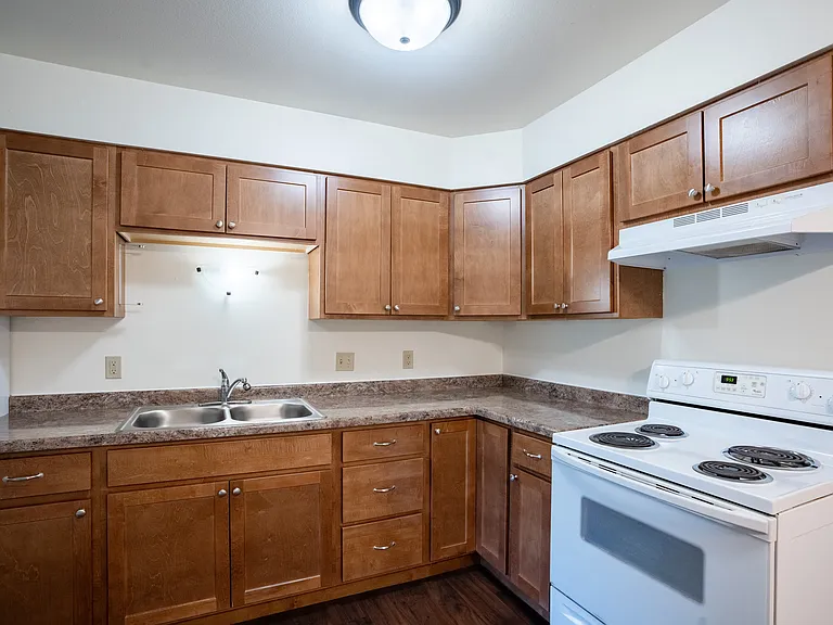 Fargo, ND Crown Court 1 Apartments | Kitchen