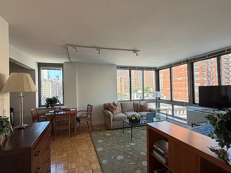 1500 Lexington Ave #12A — Photo 2