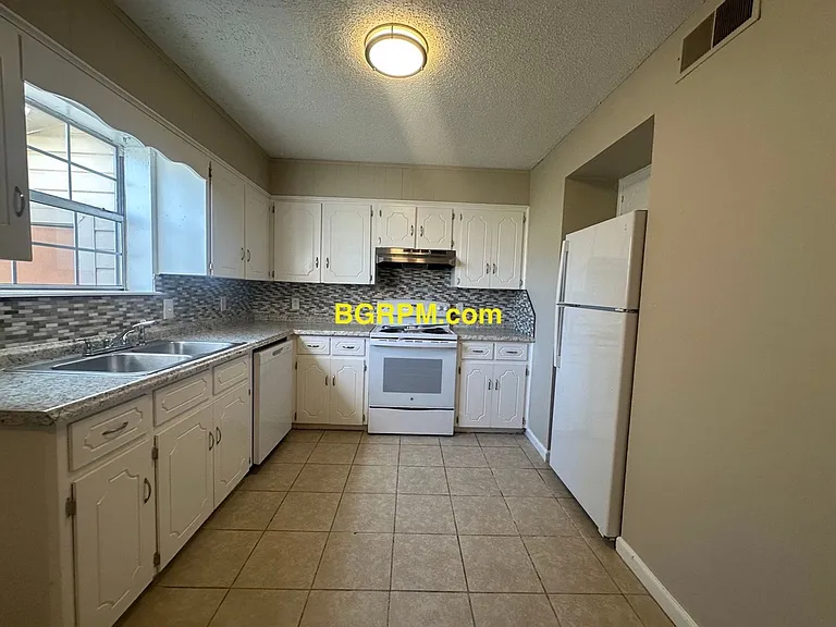 1099 W Elm St — Photo 64