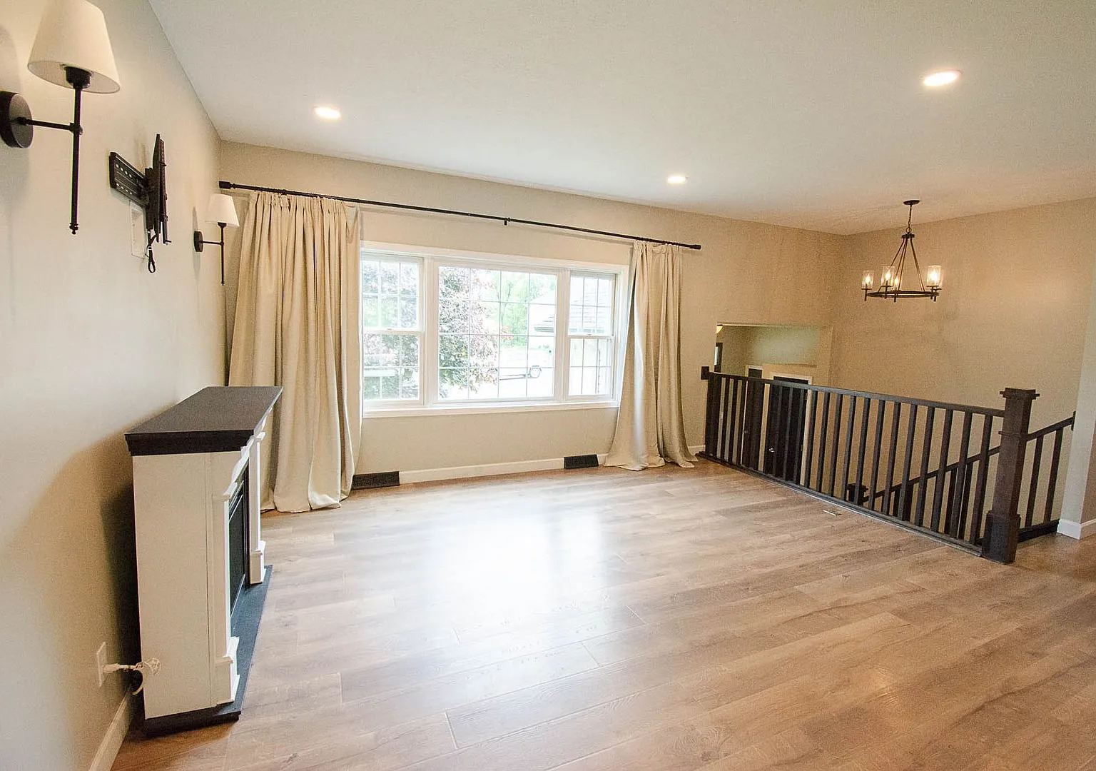 Beautifully Updated SW 4BR with Private Backyard — Photo 4