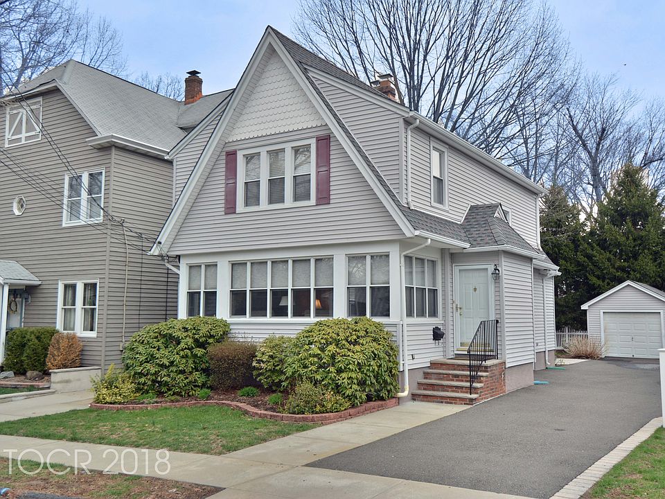 1st image of 11 Lakeview Dr