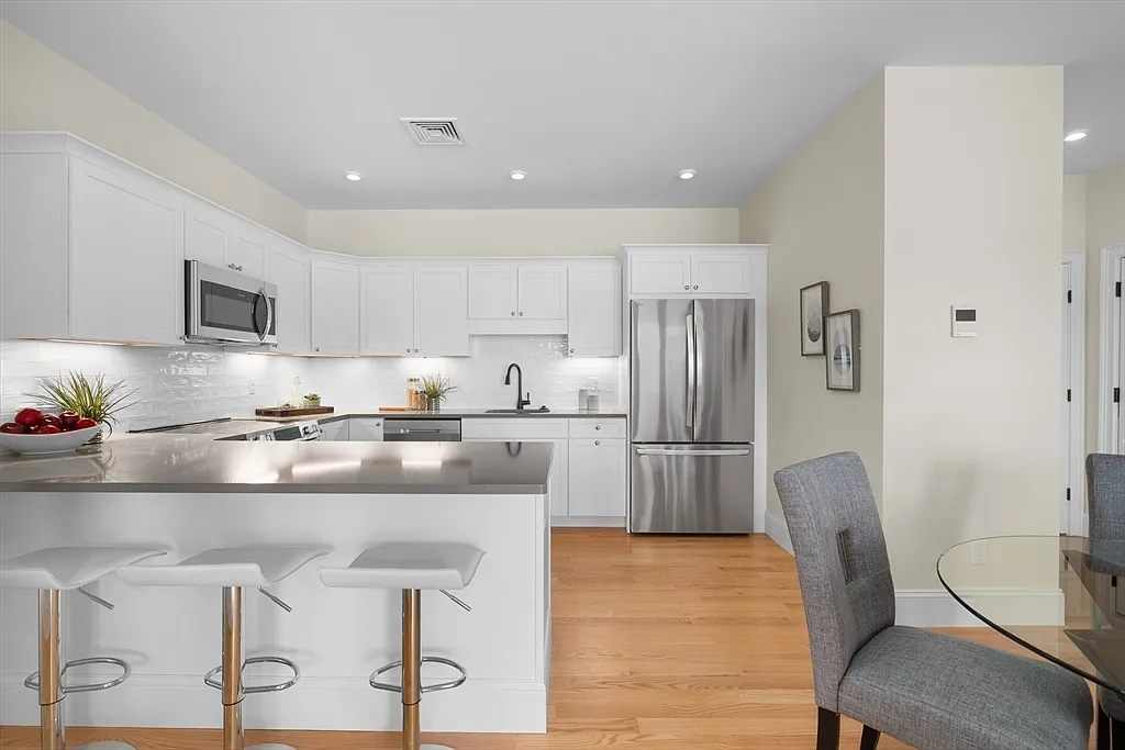 2 bed, 2.0 bath, 1141 sqft, $3,200 — Photo 2