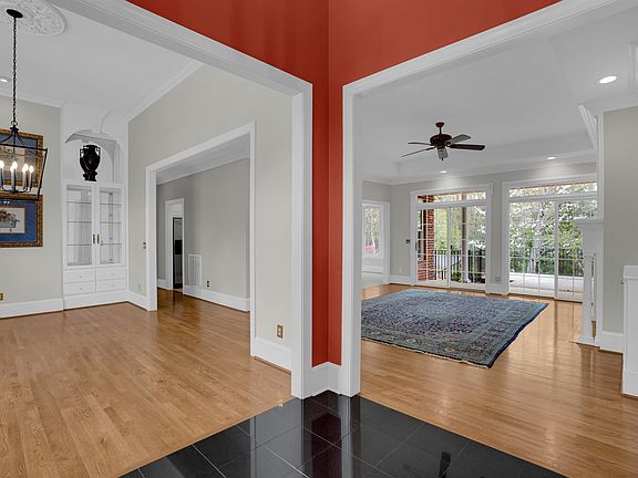 5th image of 376 Spruce Glen Rd