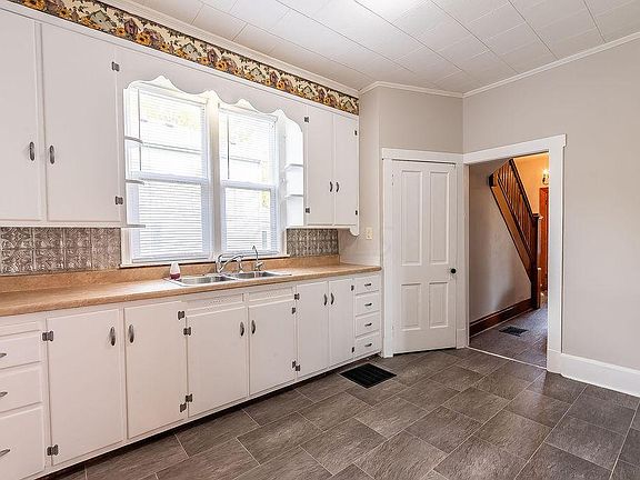 4th image of 304 Terrace Ave