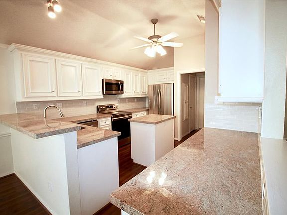 5th image of 303 Live Oak Ln