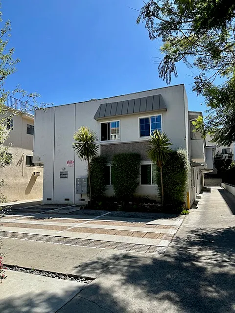 2 bed, 900 sqft, $2,700 — Photo 1