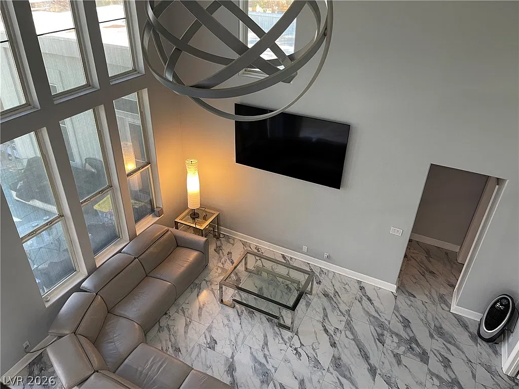 7 bed, 4.5 bath, 4577 sqft, $5,500 — Photo 4