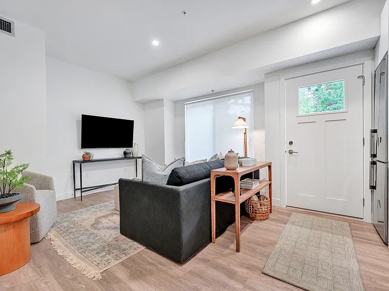 137 Keith Rd E — Photo 12