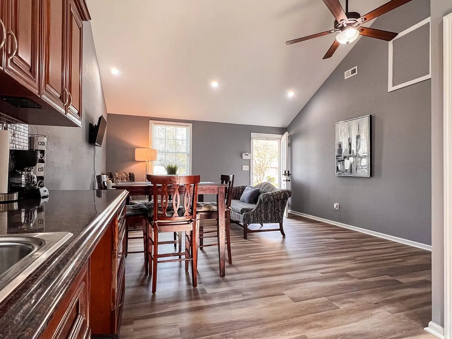2 bed, 1.0 bath, $5,024 — Photo 2