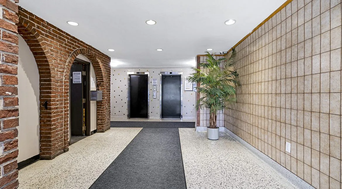 Building Photo - 20 Paisley Blvd W