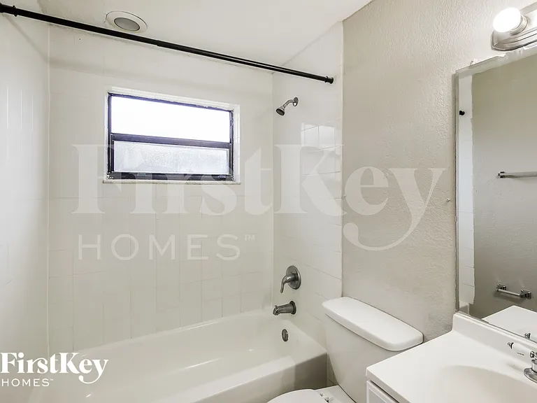 4951 SW 16th St — Photo 17