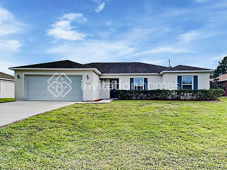 462 NW Riverside Dr — Photo 1