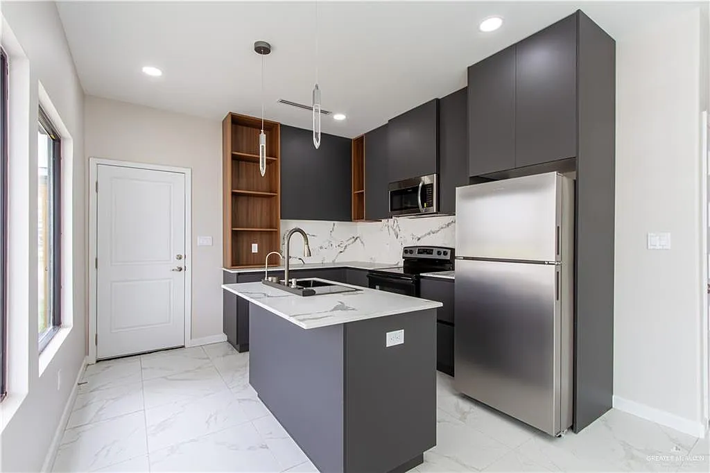 3 bed, 2.0 bath, 966 sqft, $1,450 — Photo 4