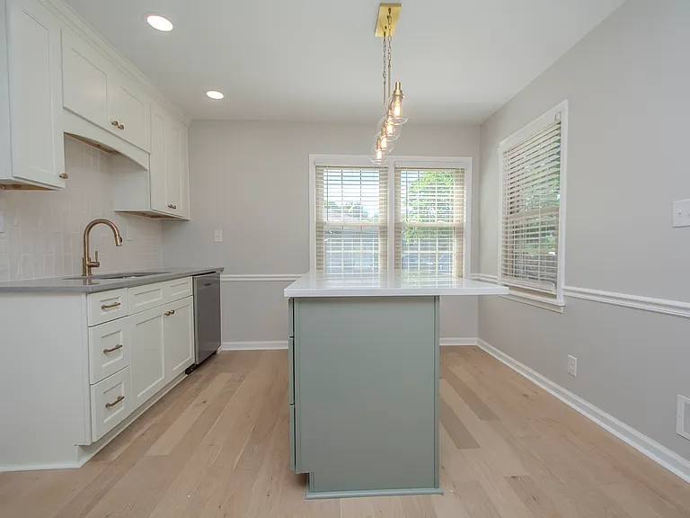 11802 Robindale Rd — Photo 5