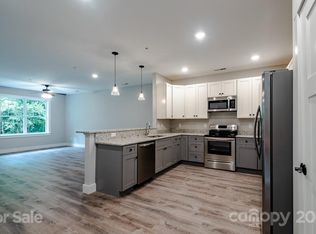 138 Foxden Dr #101, Fletcher, NC 28732