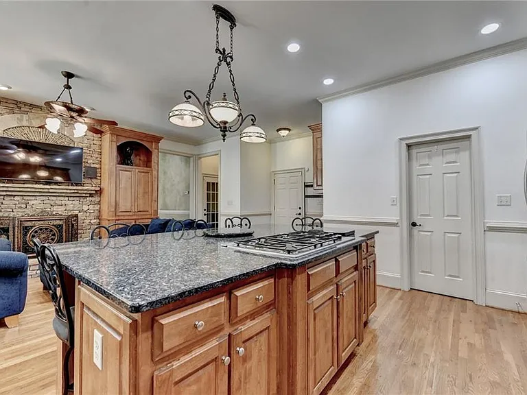 8910 Pinehurst Cv — Photo 36