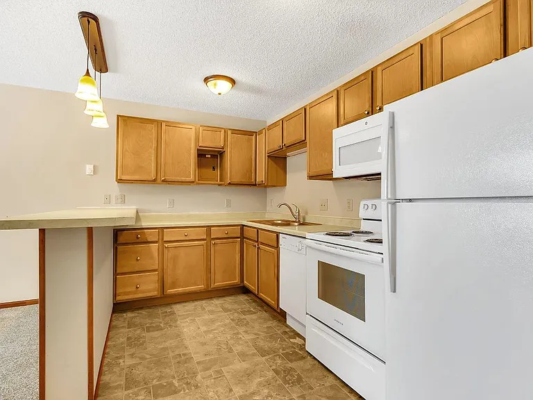 Karolyn Apartments — Photo 2