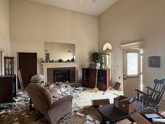 3rd image of 323 Northampton Cir