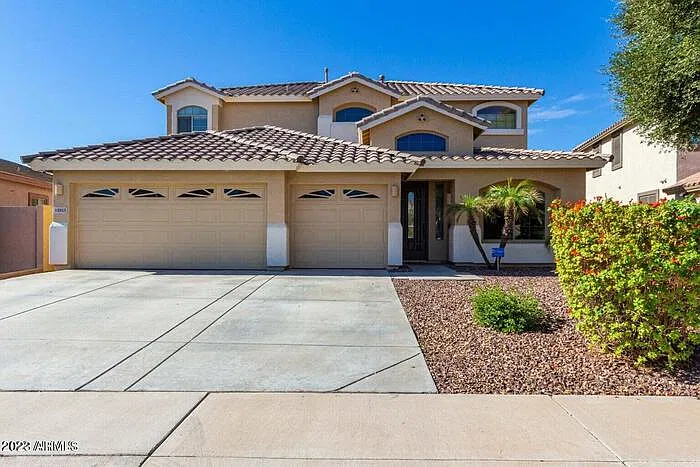 5 bed, 3.0 bath, 3098 sqft, $3,210 — Photo 2