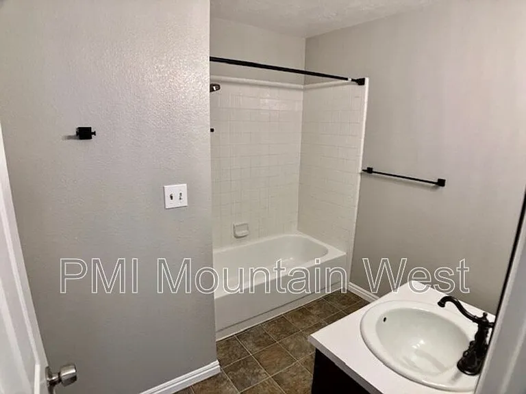 567 N 200 E #3 — Photo 36