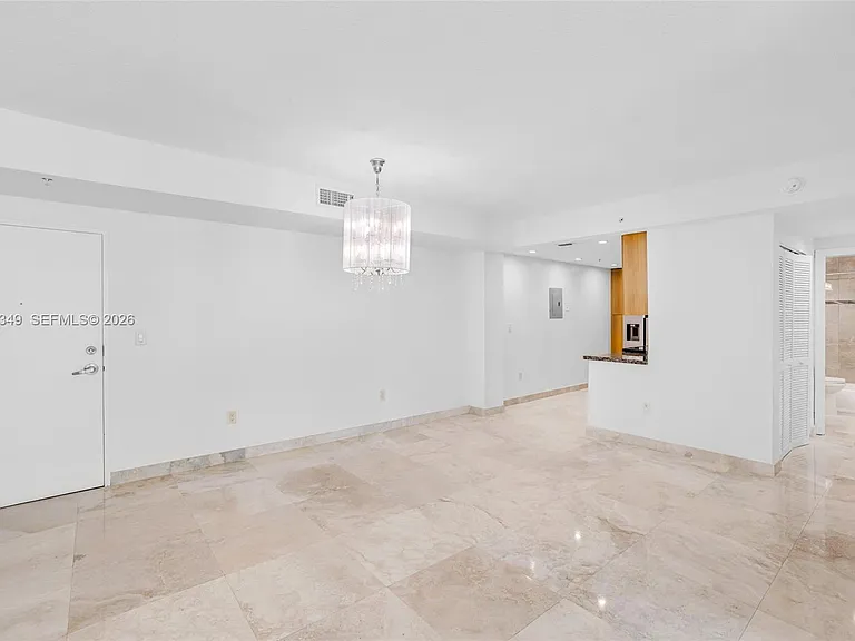 7501 E Treasure Dr #7M — Photo 4