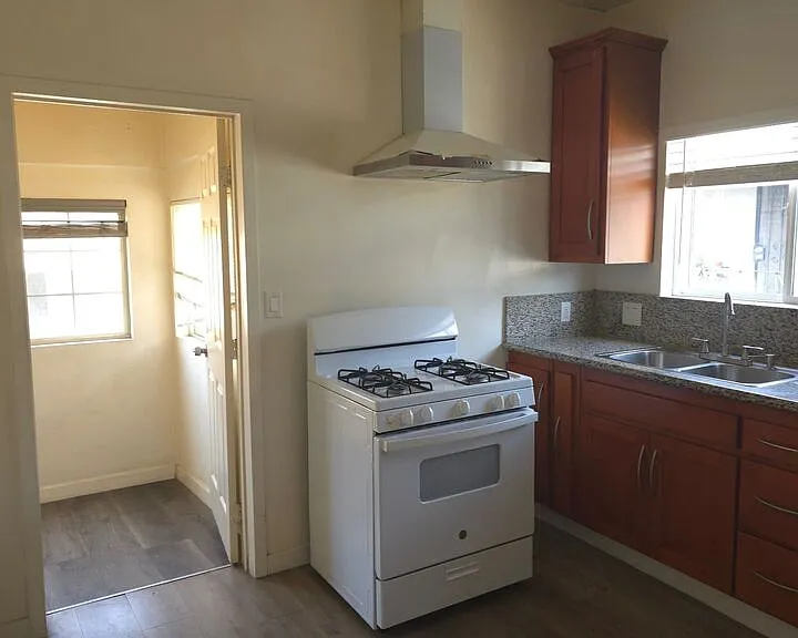 1629 1/2 N Harvard Blvd — Photo 2