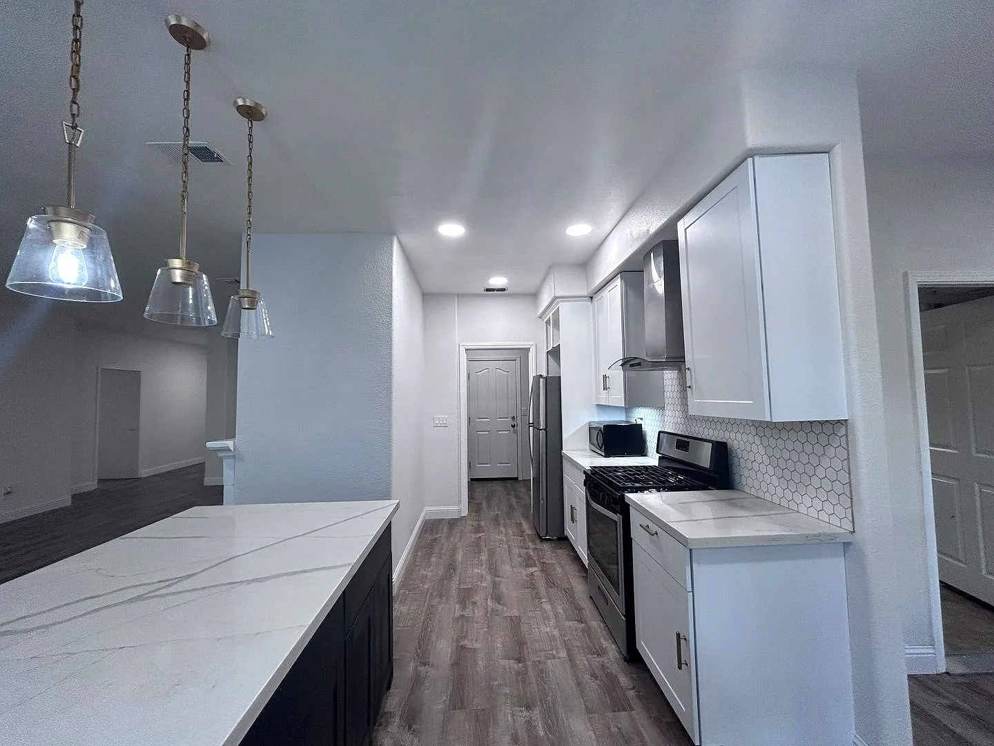 Gorgeous Four Bedroom Two Bathroom Home - Do Not Disturb Occupants — Photo 4