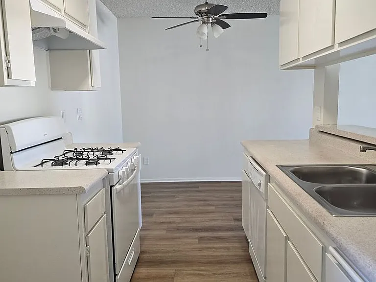 120 - 801 E Palmer Ave — Photo 25