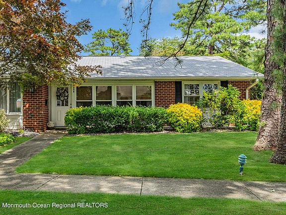 2nd image of 905B Dumbarton Drive