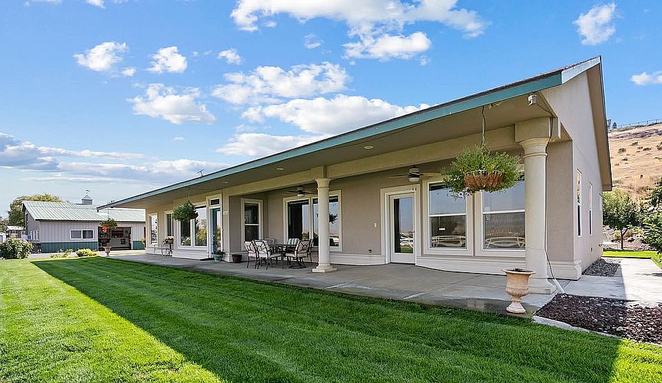  2 Lg covered patios w/fans