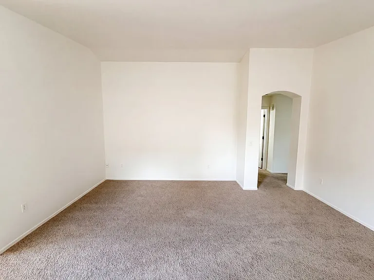 1018 E Lyle Canyon Dr — Photo 2