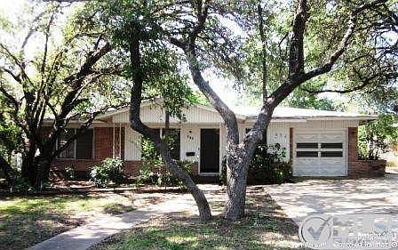 1st image of 454 Pinewood Ln