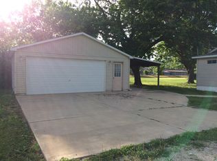 137 E Frick St, Macon, IL 62544