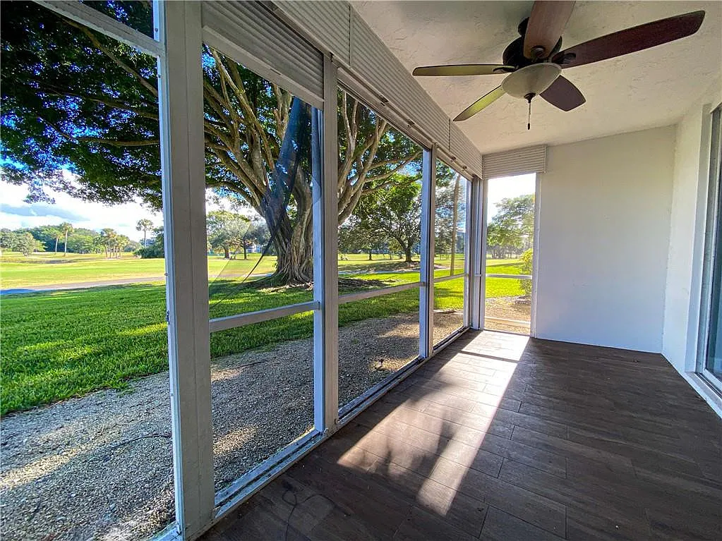 3900 Oaks Clubhouse Dr — Photo 2