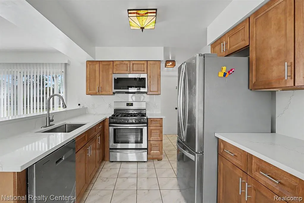 3 bed, 1.5 bath, 2151 sqft, $2,050 — Photo 4