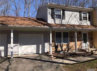 17 Bartlett Cmns, Yaphank, NY 11980