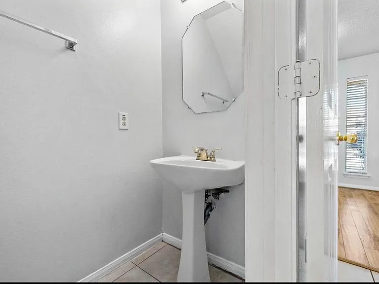 8823 Emerald Heights Ln — Photo 9