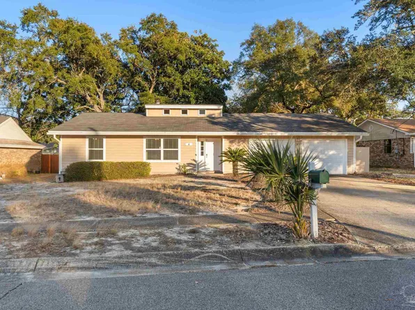 4 Hampton Ct, Mary Esther, FL 32569