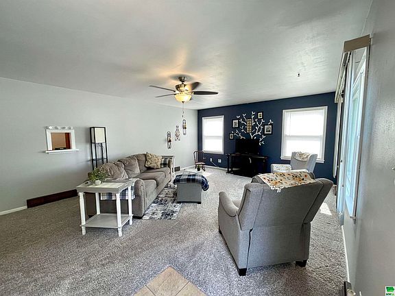 2nd image of 40 S Windsor Cir