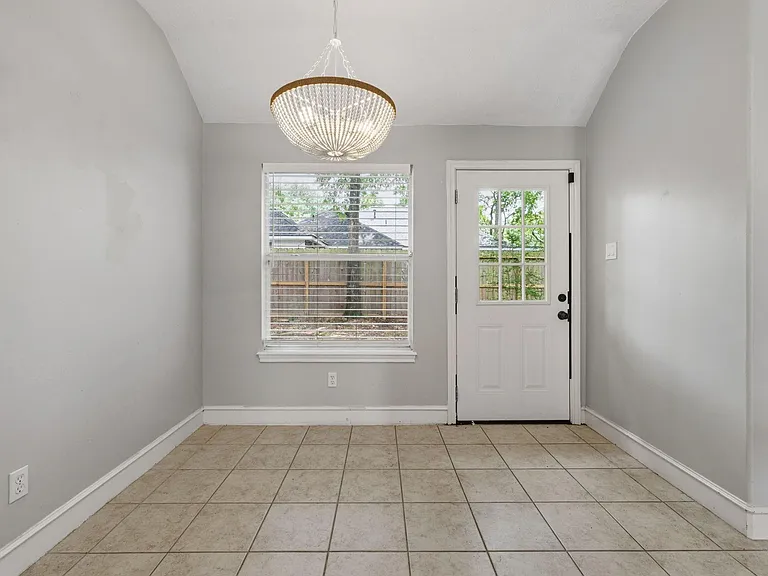 909 Katie Ln — Photo 12