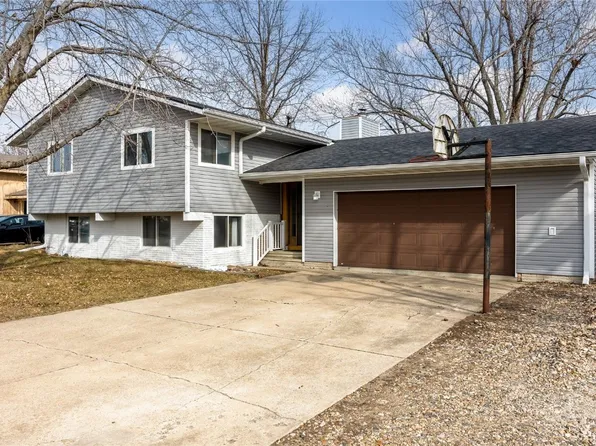 65 N 10th Ave, Hiawatha, IA 52233