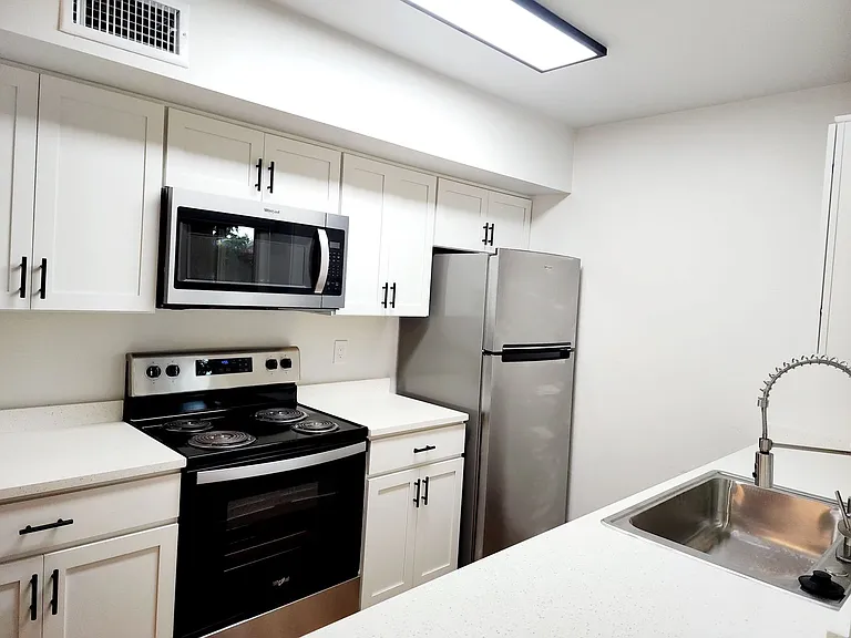 Broadway Proper Apartment ** One Month Free**W/D Included — Photo 7
