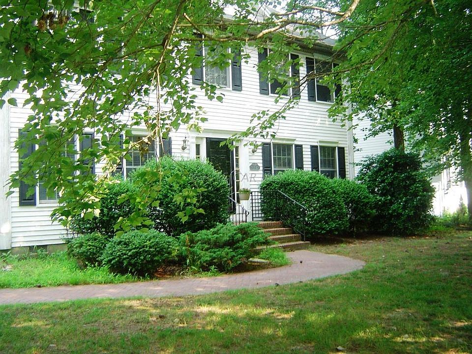 2nd image of 10137 Queens Cir