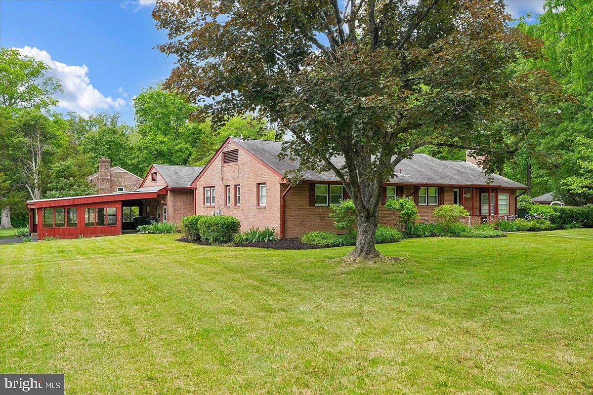 Building Photo - 3900 Laurel Rd