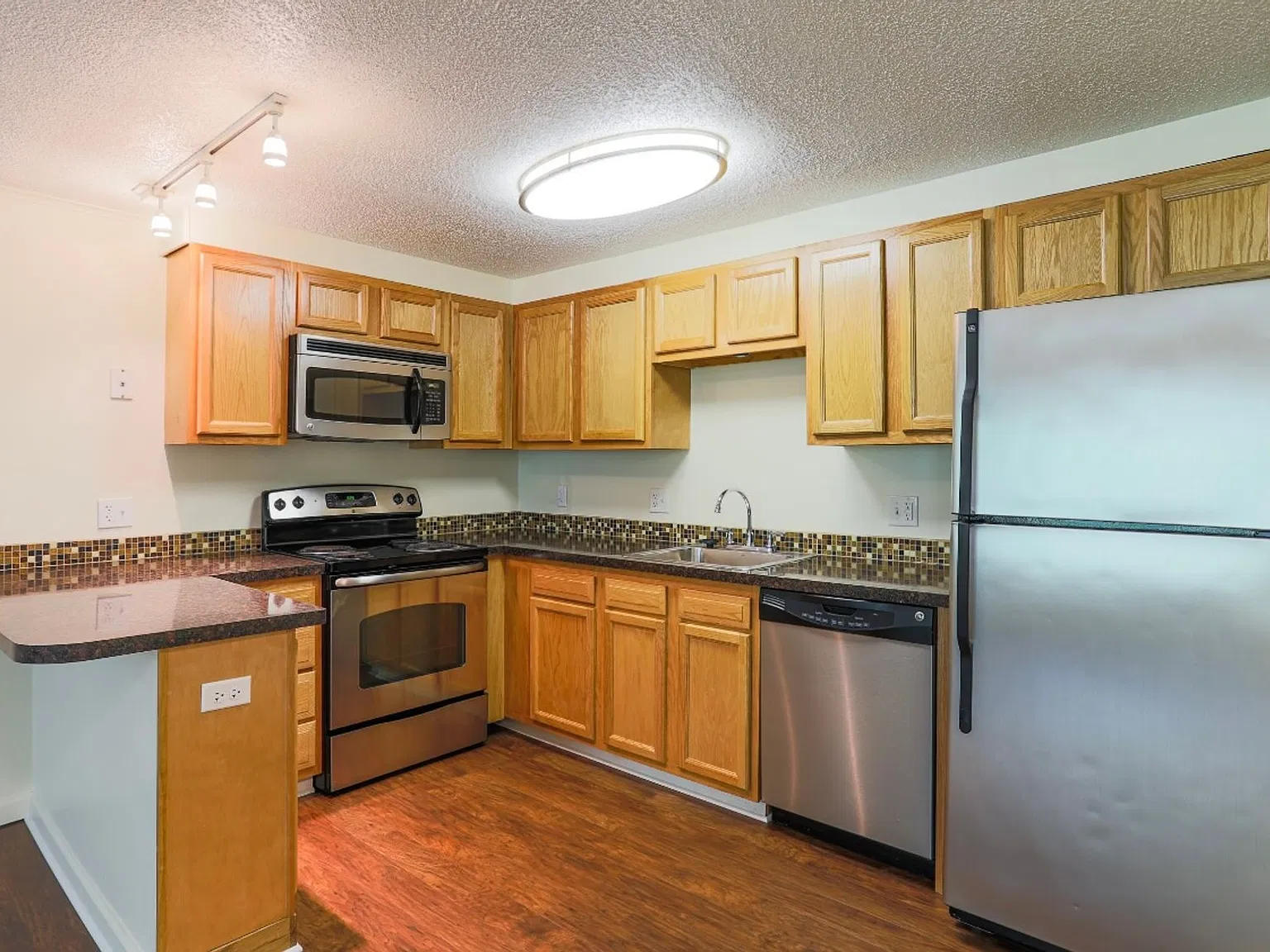 Modern Townhomes. Wooded Privacy. — Photo 3