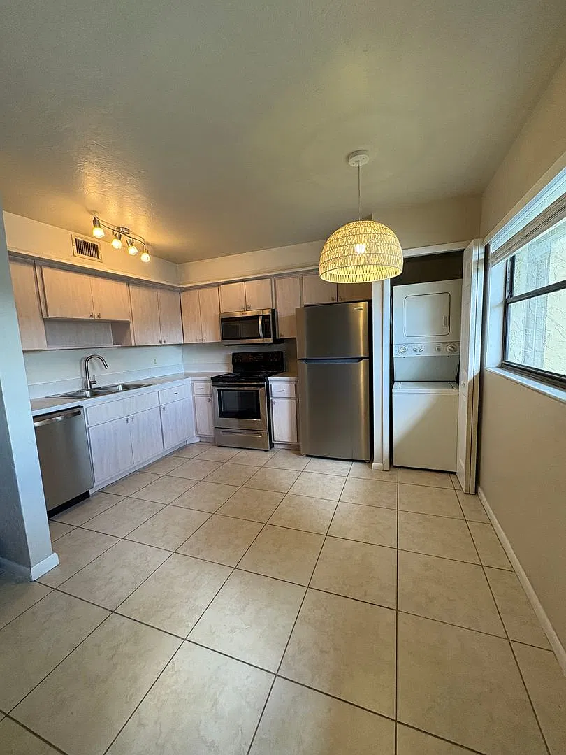 Charming 2-Bedroom Condo in Lochmoor Villas - Community Pool & In-Unit Laundry! — Photo 3