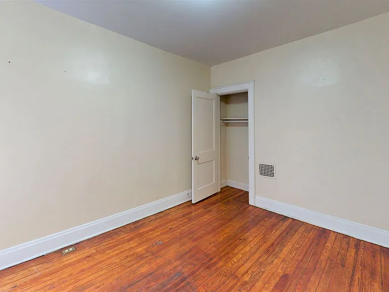 1482 Summit St — Photo 9