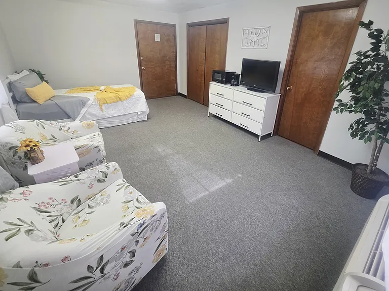 Colonial Lodge Apartments — Photo 25