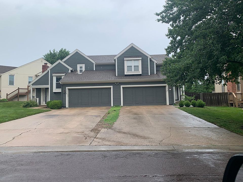 Spacious 3 bedroom 2.5 Bathroom 1/2 duplex!