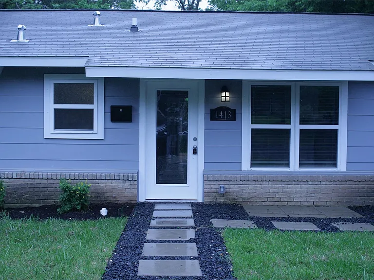 1413 Broadmoor Dr — Photo 2